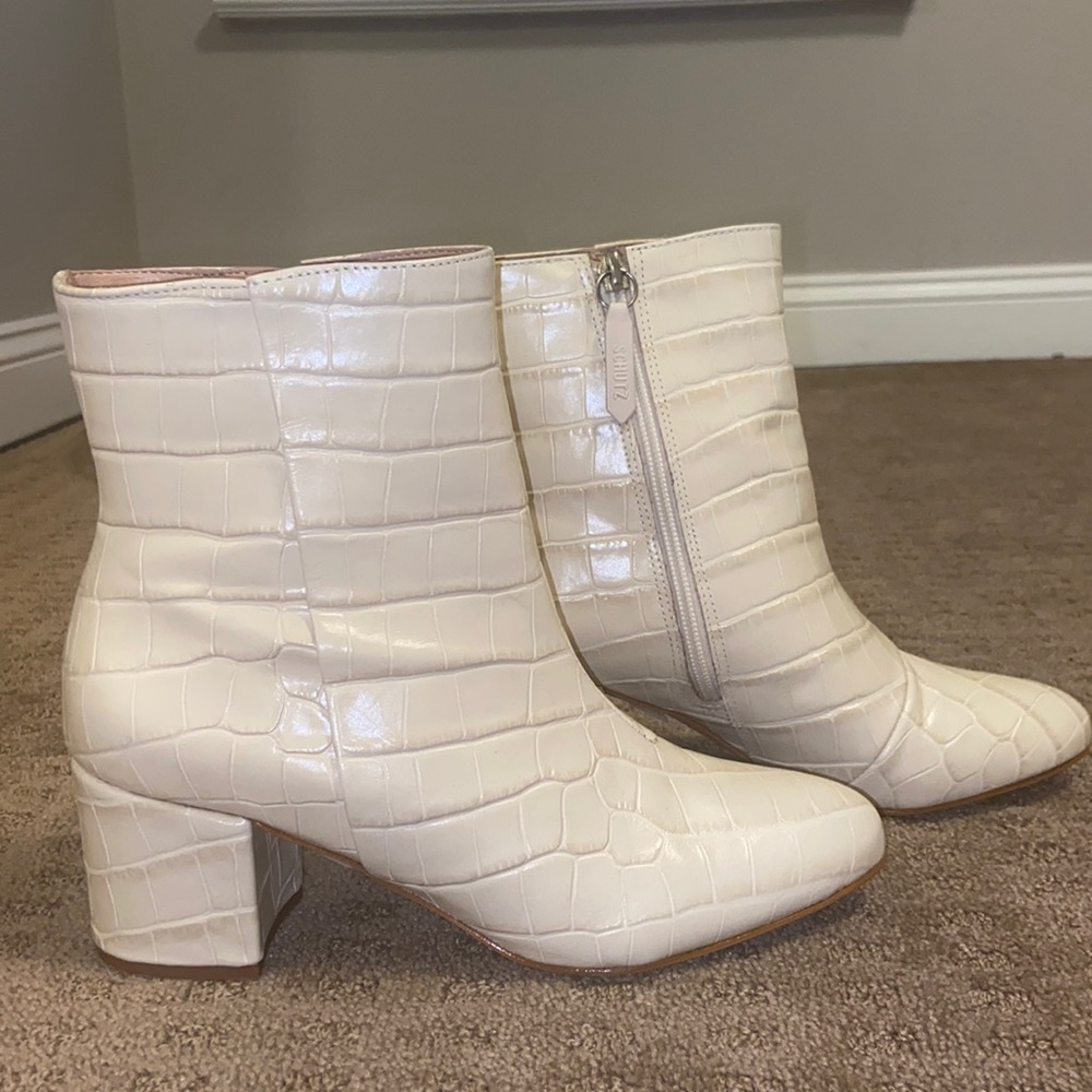 Schutz Croc Bootie in Egg Shell size 8. Worn once.